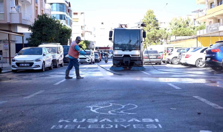 Kuşadasında kesintisiz temizlik mesaisi