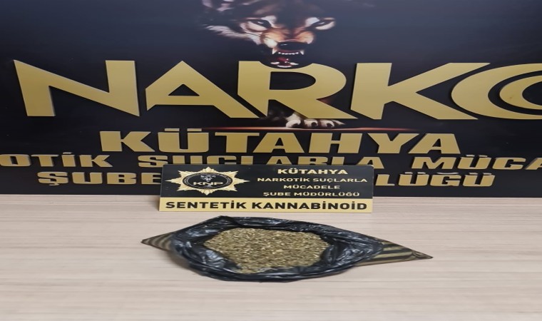 Kütahyada bir araçta yapılan aramada 458 gram uyuşturucu ele geçirildi