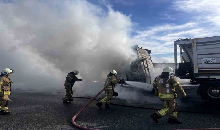 Kuzey Marmara Otoyolunda tekerleği patlayan tır alev aldı