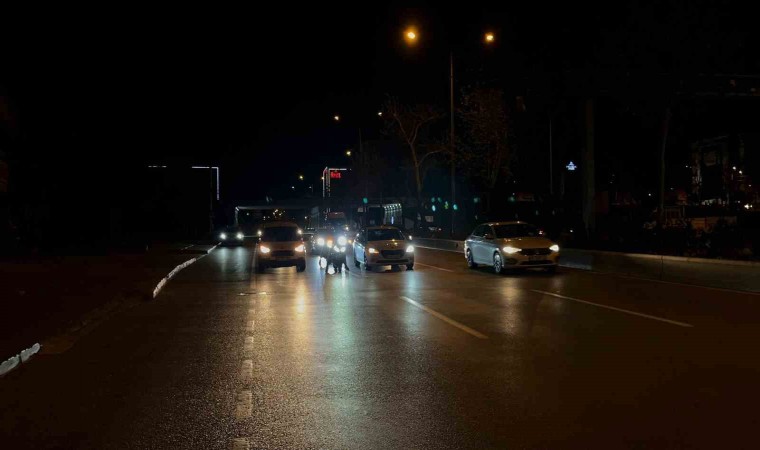 Lodosta ilerlemekte güçlük çeken motosikletlilerin imdadına otomobil sürücüleri yetişti