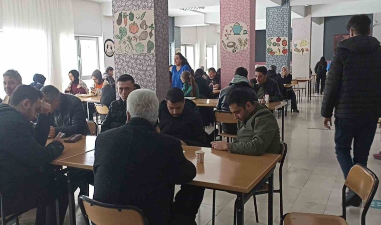 Mahsur kalan 450 yolcu ilçede misafir edildi