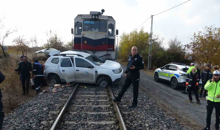 Malatyada hafif ticari araca yük treni çarptı: 2 yaralı