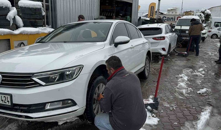 Malatyada kar yağdı, lastikçilerde kuyruk oluştu