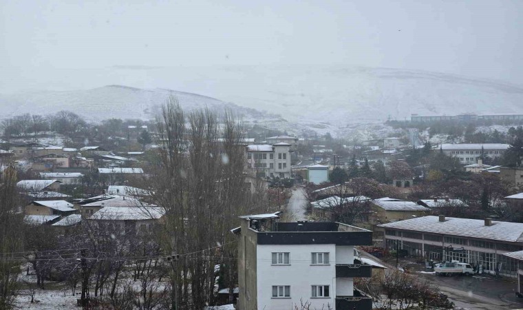 Malatyanın Darende ilçesi beyaza büründü