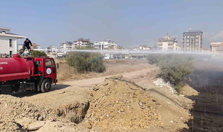 Manavgatta çalılık yangını, evlere ulaşmadan söndürüldü