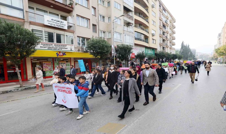 Manisada çocuklar hakları için yürüdü