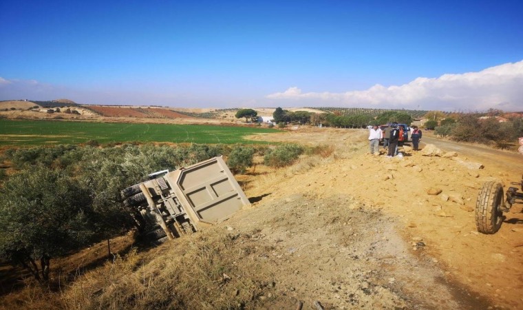 Manisada toprak yüklü kamyon zeytin bahçesine devrildi: 1 yaralı