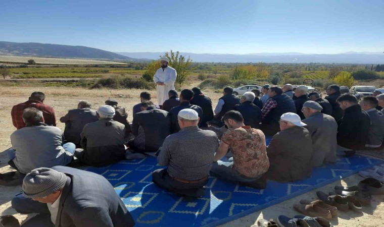 Manisada vatandaşlar yağmur duasına çıktı