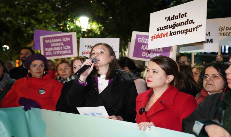 Manisalı kadınlar kol kola girip gece yürüyüşü yaptı