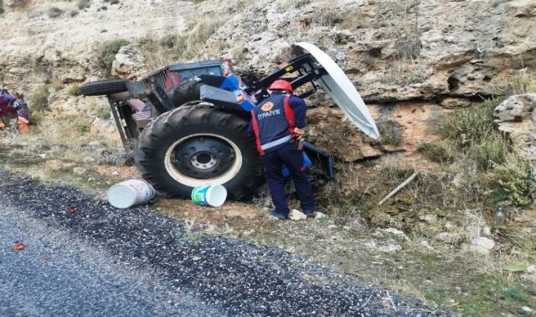 Mardinde traktör, kayalara çarptı: 1 yaralı