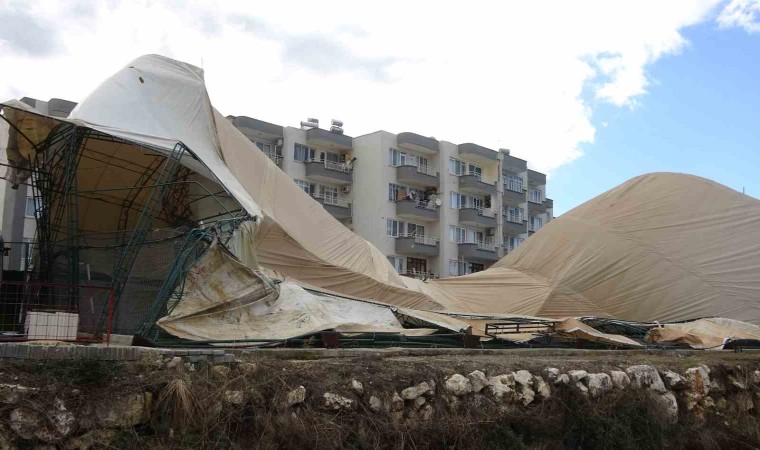 Mersinde fırtına halı sahayı çökertti