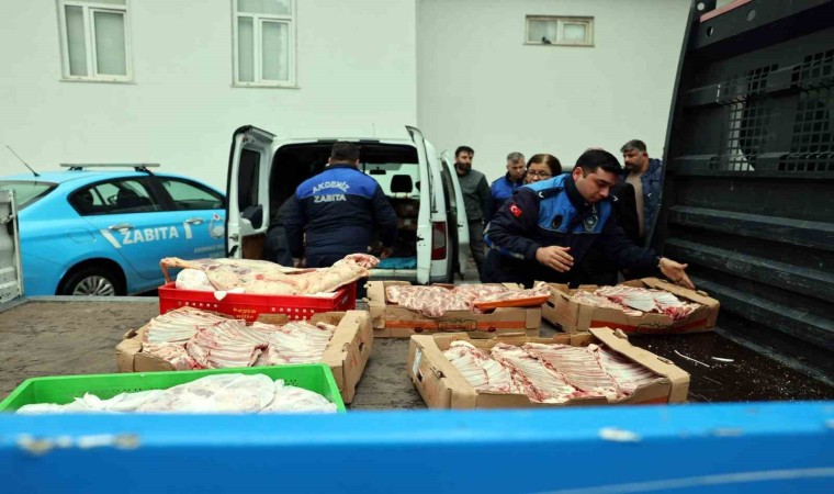 Mersinde sağlık şartlarına aykırı taşınan 235 kilo et ele geçirildi