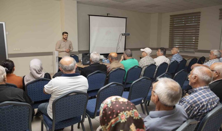 Mersinde yaş almış vatandaşlar akılcı ilaç kullanımı hakkında bilgilendiriliyor