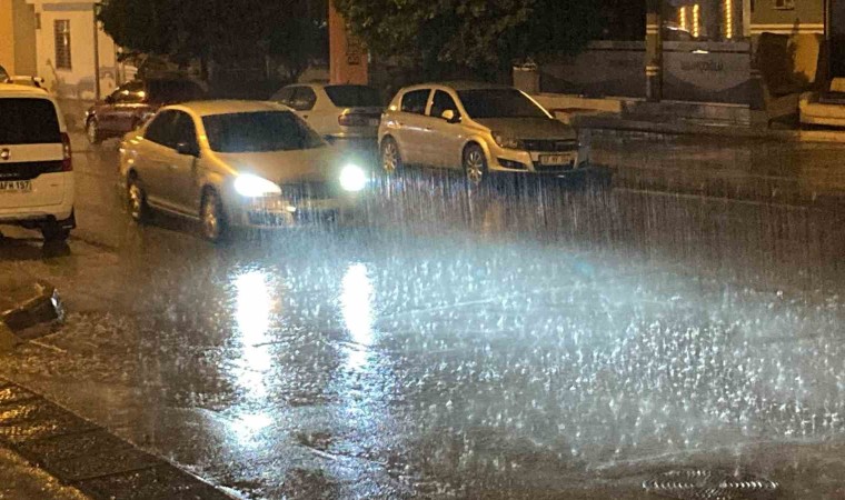 Mersinin yüksek kesimlerinde kar, sahilde yağmur etkili oldu