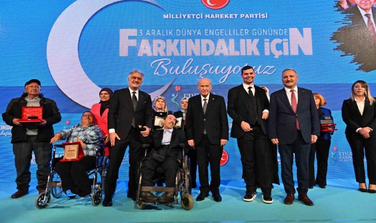 MHP Genel Başkanı Bahçeli, engelli bireylerin anne ve babasının elini öptü