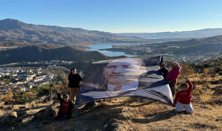 MHP Tuncelide dev posterle Atatürkü andı