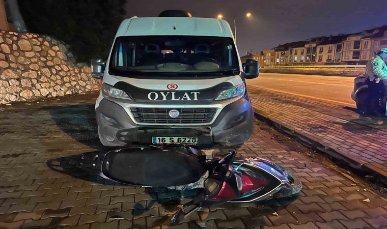 Minibüs ile motosiklet kafa kafaya çarpıştı: 1 ağır yaralı