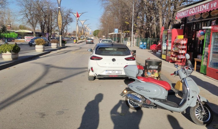 Motosiklet park halindeki otomobile çarptı: 2 yaralı