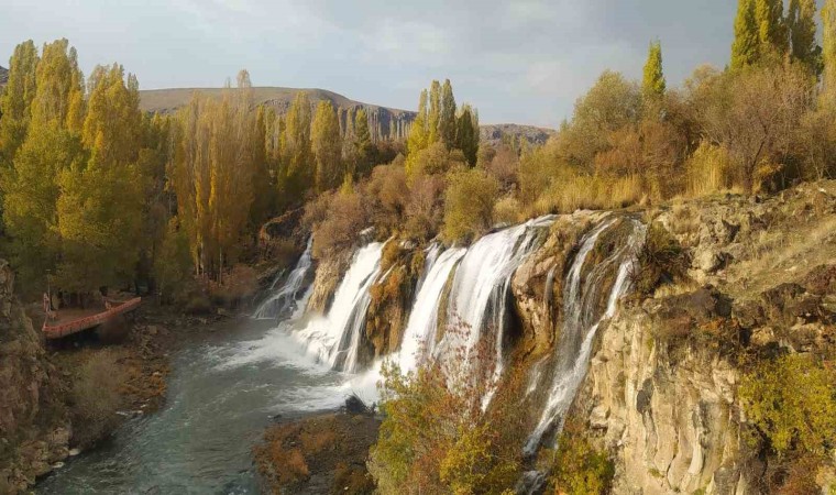 Muradiye Şelalesinde sonbahar güzelliği