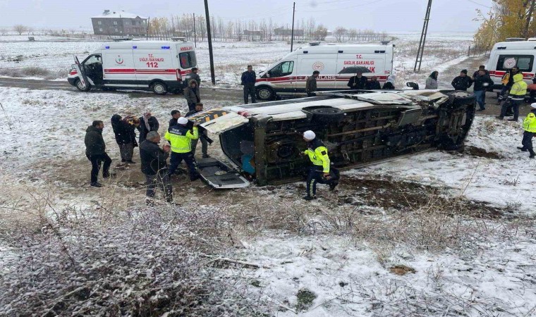 Muşta servis minibüsü devrildi: Sürücü ile 15 öğretmen yaralandı