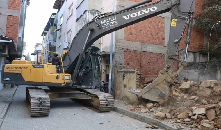 Nazillide metruk binaların yıkımı sürüyor