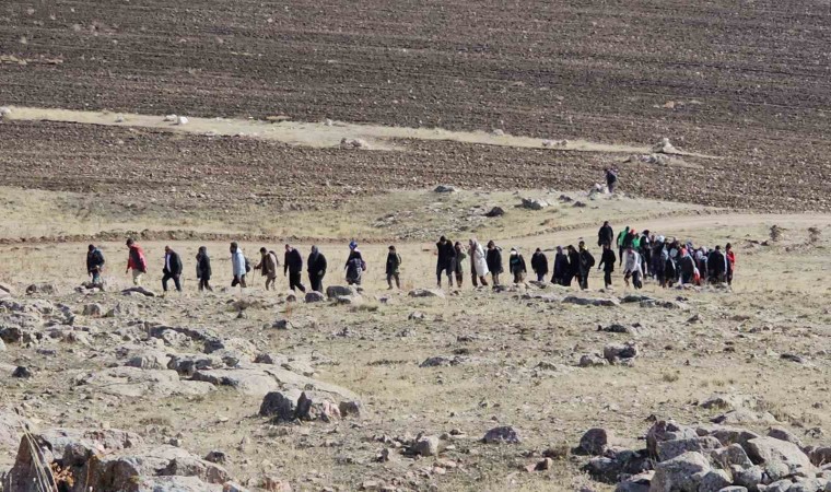 Öğretmenler 2 bin 600 yıllık Zernaki Tepeye doğa yürüyüşü gerçekleştirdi