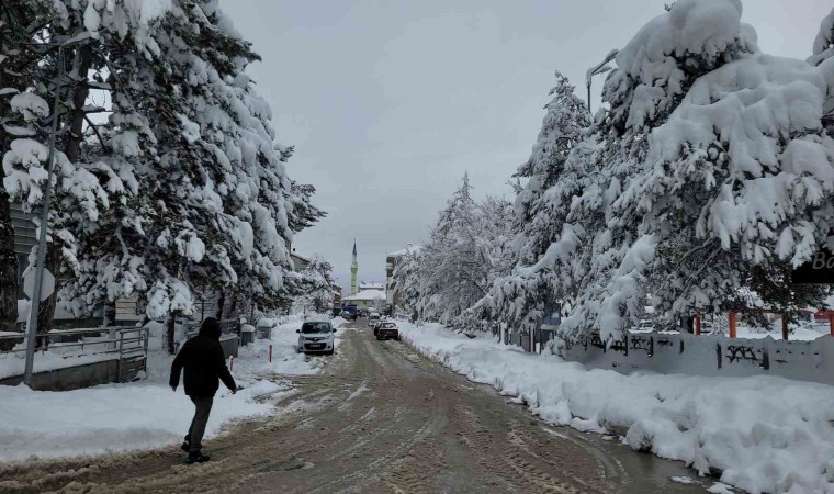 Okulların tatil edildiği ilçede kar kalınlığı 60 santimetreye ulaştı