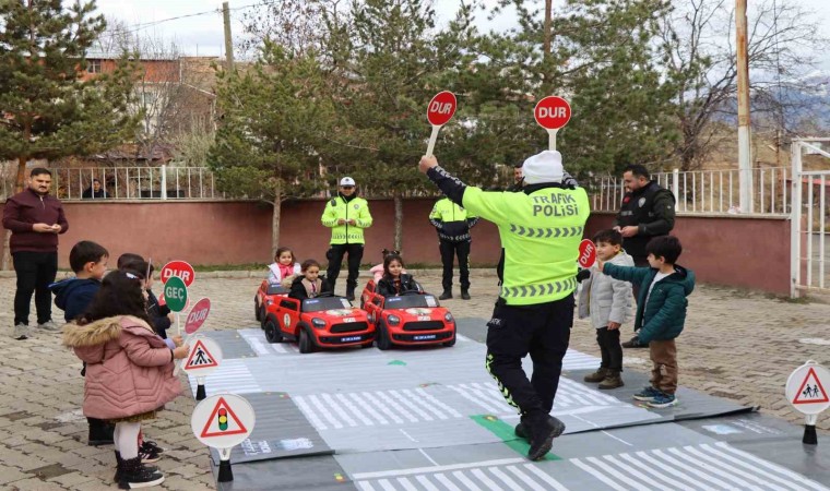 Oltuda öğrenciler, yapay pistte trafik kurallarını öğrendi