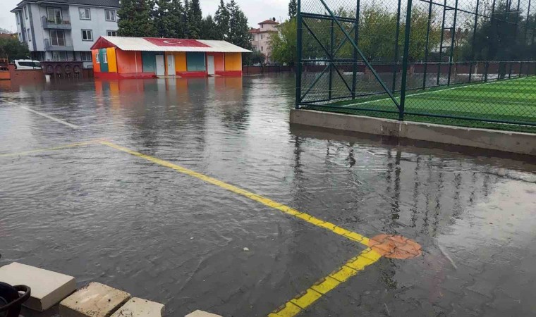 Ortacada şiddetli yağış su baskınlarına neden oldu