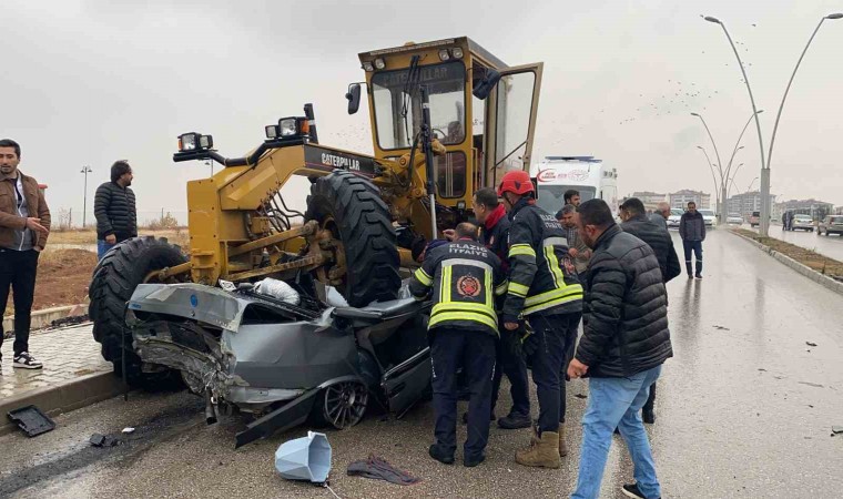 Otomobil, greyderin altına girdi: 1 ölü