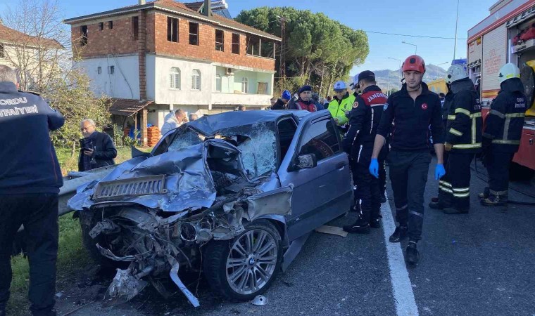 Otomobil, kavşaktan dönen kamyona arkadan çarptı: 3 ölü