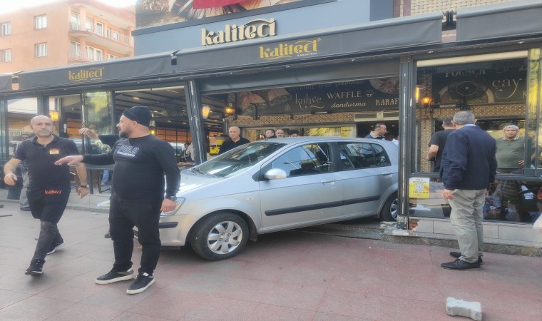 Otomobille kafeye daldı: 1i ağır 4 yaralı