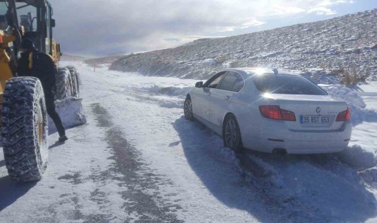 Otomobilleri ile kara saplanan aileyi jandarma ekipleri kurtardı