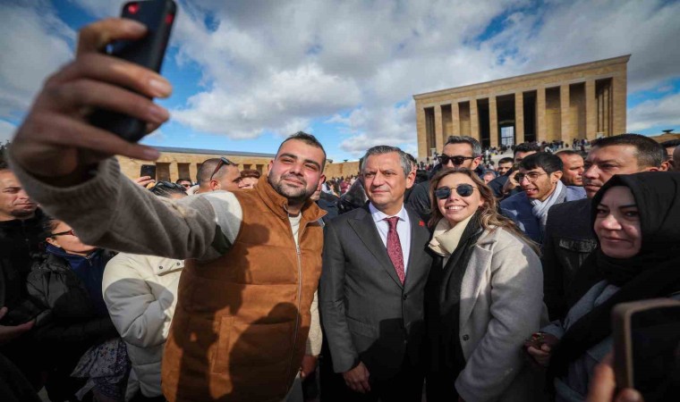 Özgür Özel, Öğretmenlerle birlikte Anıtkabiri ziyaret etti