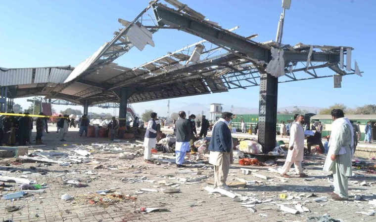 Pakistanda tren istasyonunda bombalı saldırı: 24 ölü, 44 yaralı