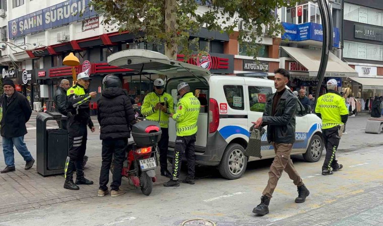 Polis, girilmesi yasak olan caddeye giren sürücülere göz açtırmadı