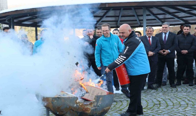 Rektör yangın tüpü ile müdahale etti