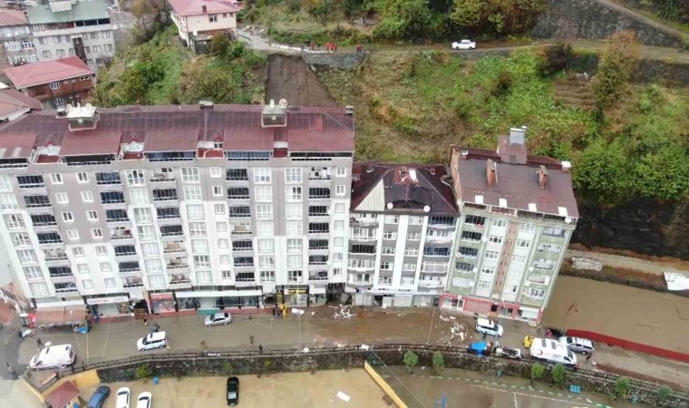 Rizede heyelan nedeniyle tahliye edilen apartman sakinlerinin bekleyişi sürüyor