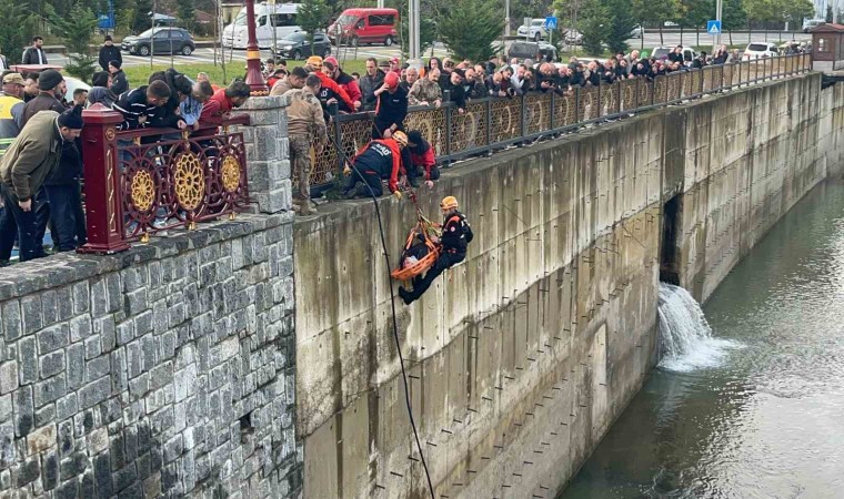 Rizede öğrenci servisi ile çarpışan cip dereye uçtu: 10 yaralı