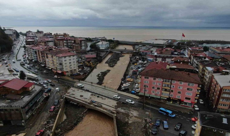 Rizede yoğun yağışın ardından derelerin getirdiği çamur denizin rengini değiştirdi