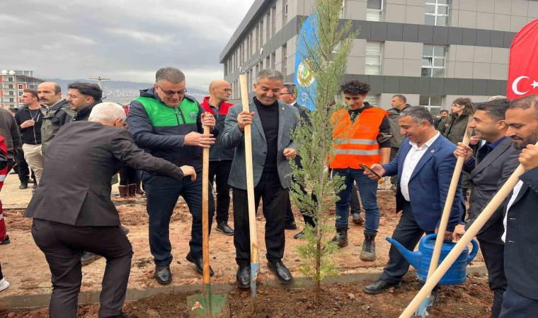 Sağlıkçılar Şırnakta 400 fidanı toprakla buluşturdu