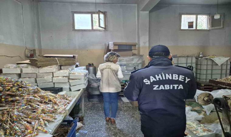 Şahinbey Belediyesi zabıta ekipleri bozuk ürünlere el koydu