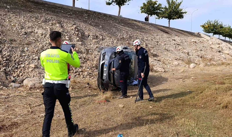 Şanlıurfada otomobil şarampole devrildi: 3 yaralı