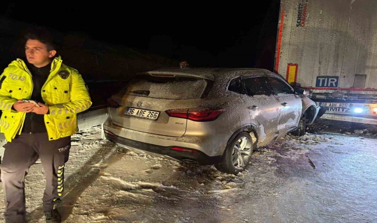 Sarıkamışta araçlar yolda mahsur kaldı, ekipler seferber oldu