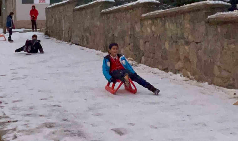 Sarıkamışta çocukların düşe kalka kızak keyfi