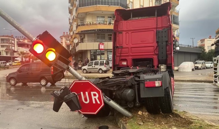 Serikte tırlar çarpıştı: 1 yaralı