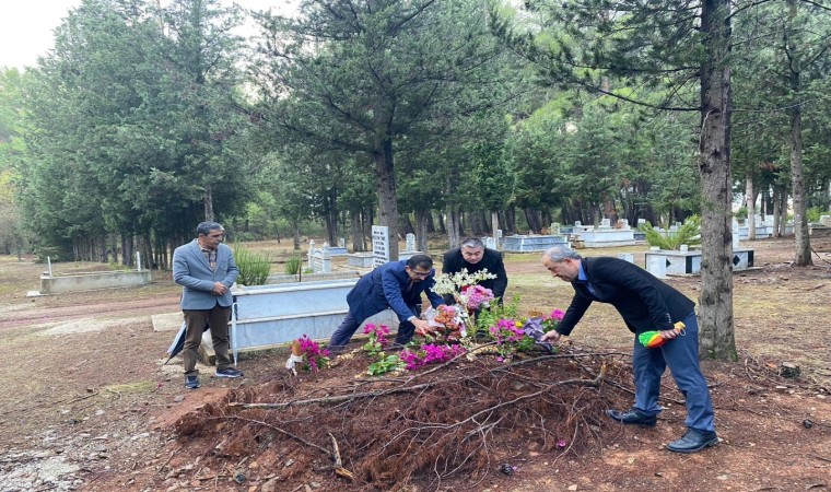 Seydikemerli eğitimciler merhum öğretmen Türkü unutmadı