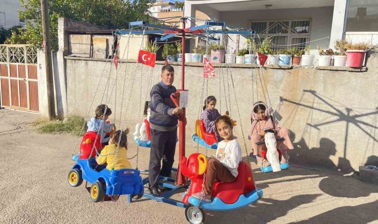 Seyyar atlı karıncasıyla, depremzede çocuklara sokak sokak mutluluk dağıtıyor