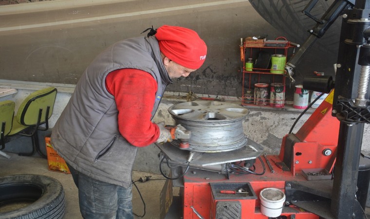 Sinopta lastikçilerin kış lastiği mesaisi