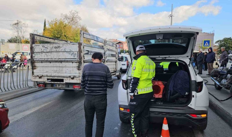 Şişlide faciadan dönülen kaza kamerada: Açık kalan vinç elektrik tellerini kopardı, trafik levhası yola devrildi